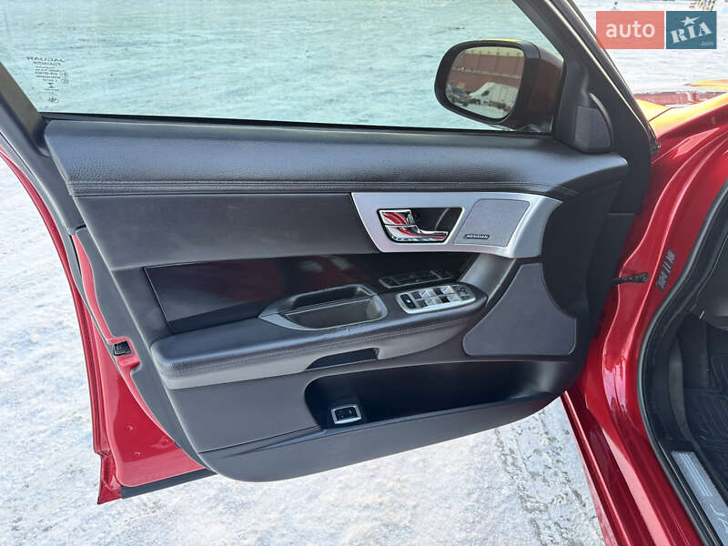 Седан Jaguar XF 2015 в Киеве