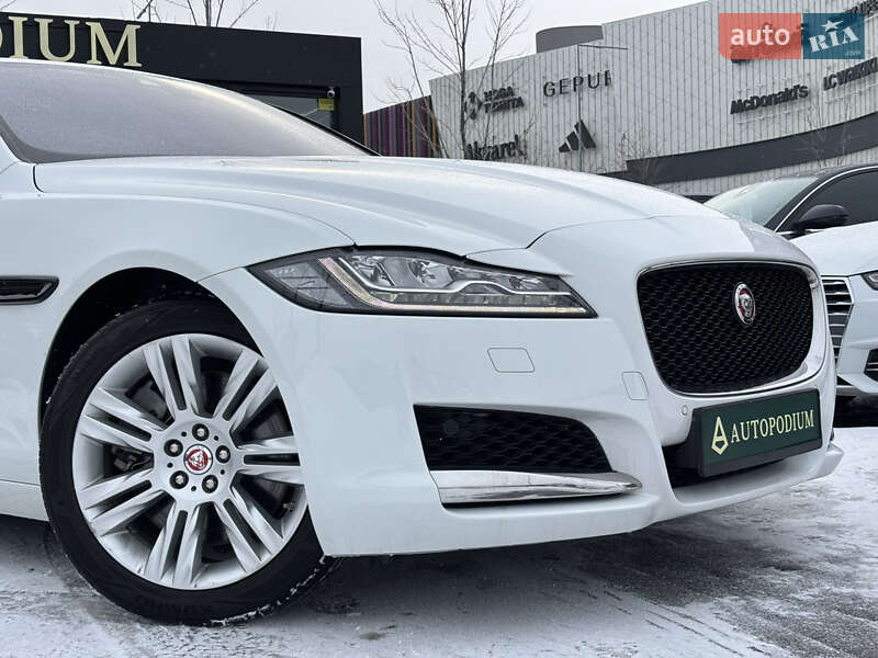 Седан Jaguar XF 2016 в Киеве