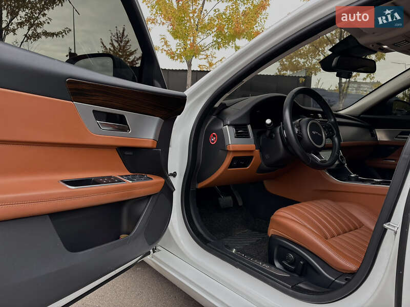 Седан Jaguar XF 2016 в Киеве