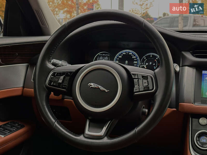 Седан Jaguar XF 2016 в Киеве