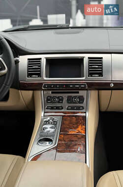 Седан Jaguar XF 2011 в Корце