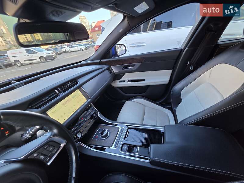Седан Jaguar XF 2017 в Киеве