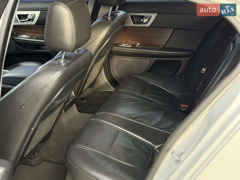 Седан Jaguar XF 2013 в Львове