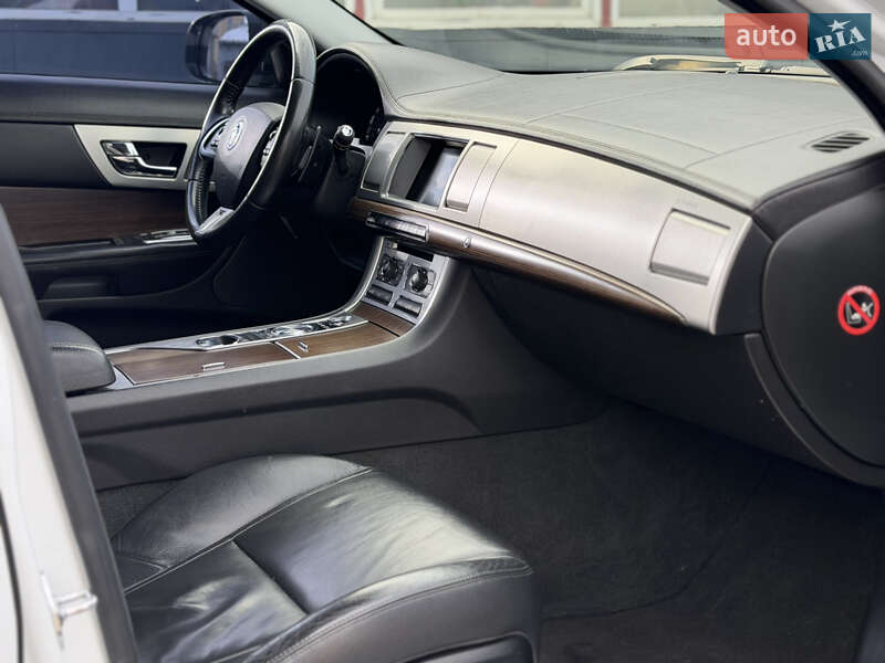 Седан Jaguar XF 2013 в Львове