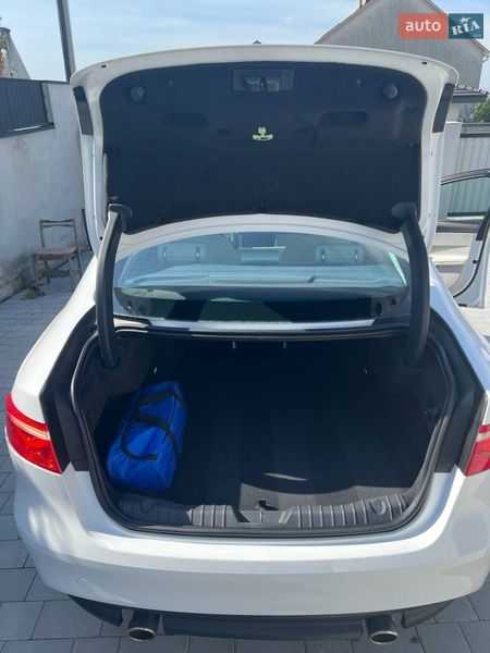 Седан Jaguar XF 2017 в Ужгороде