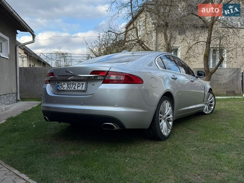 Седан Jaguar XF 2010 в Львове