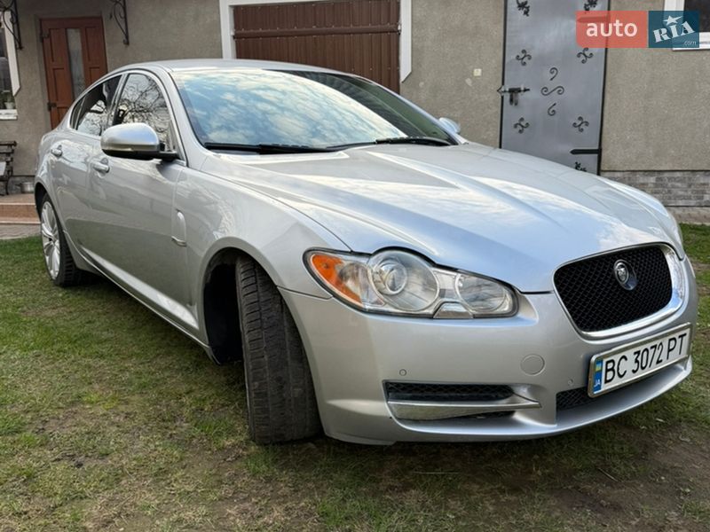 Седан Jaguar XF 2010 в Львове