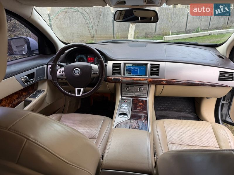 Седан Jaguar XF 2010 в Львове