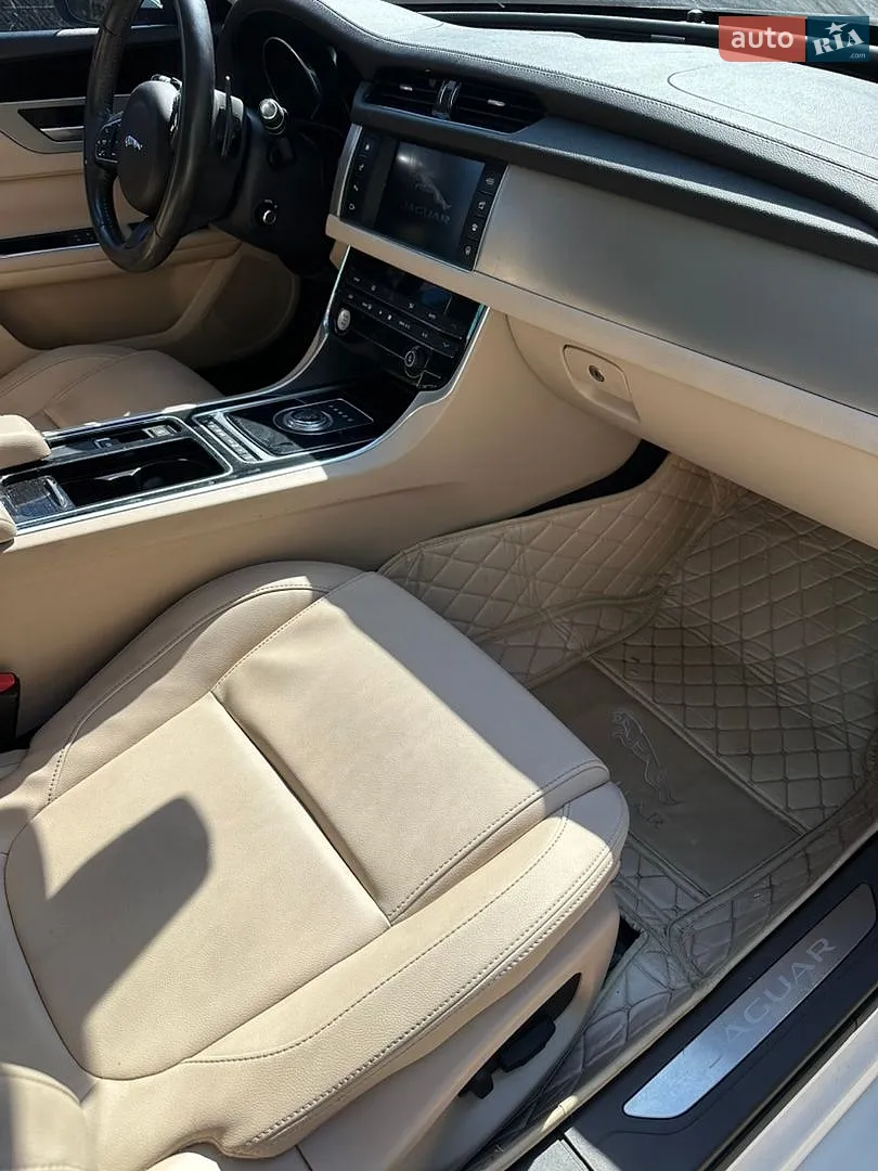2017 Jaguar XF - мініатюра 13