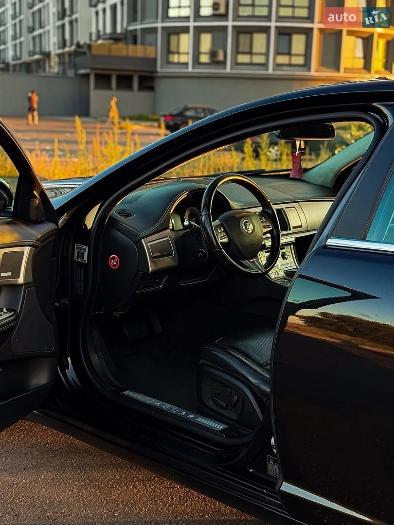 2010 Jaguar XF - мініатюра 12