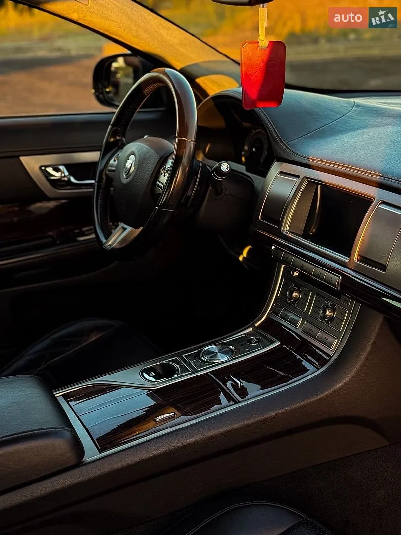 2010 Jaguar XF - мініатюра 13