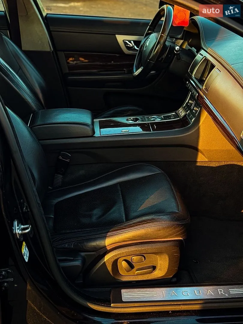 2010 Jaguar XF - мініатюра 17