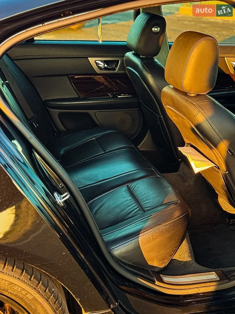 2010 Jaguar XF - мініатюра 16