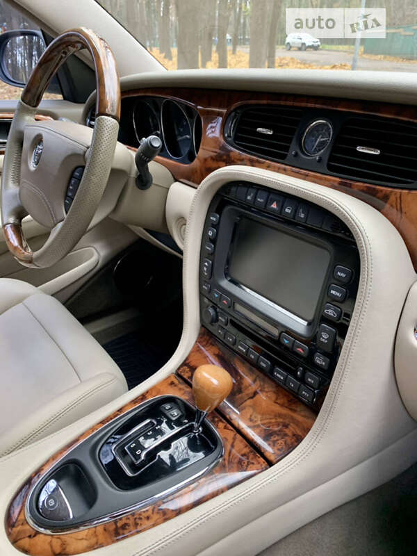 Седан Jaguar XJ 2003 в Києві
