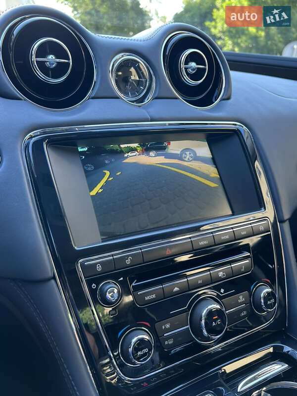 Седан Jaguar XJ 2013 в Львове