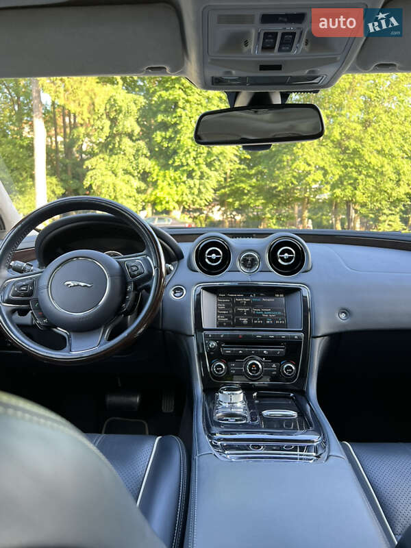 Седан Jaguar XJ 2013 в Львове