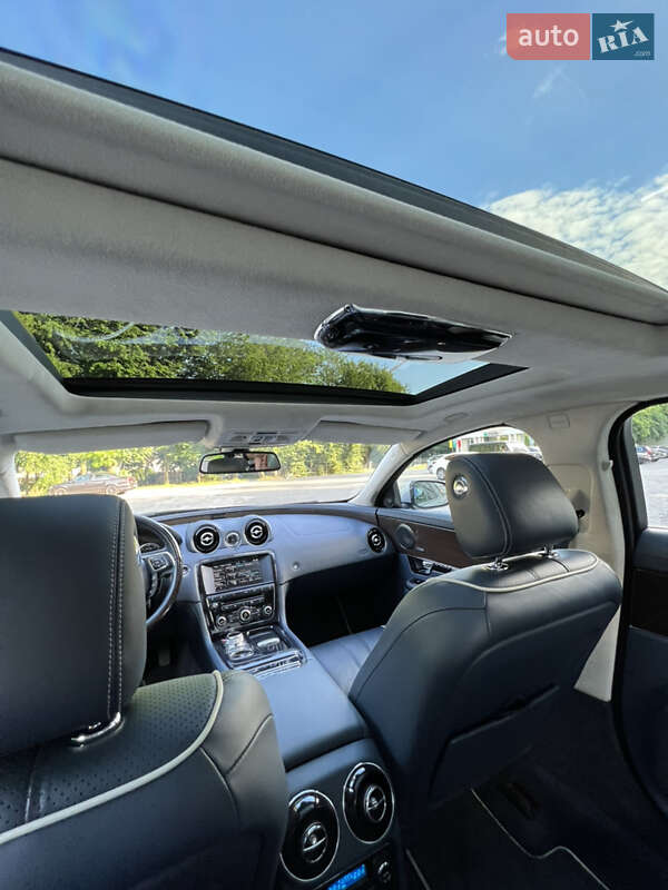 Седан Jaguar XJ 2013 в Львове