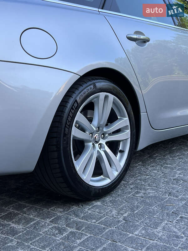 Седан Jaguar XJ 2013 в Львове
