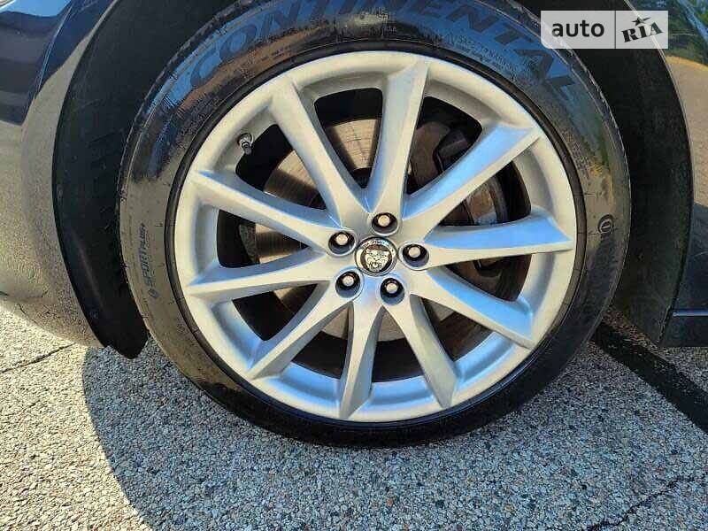 Седан Jaguar XJ 2010 в Львові