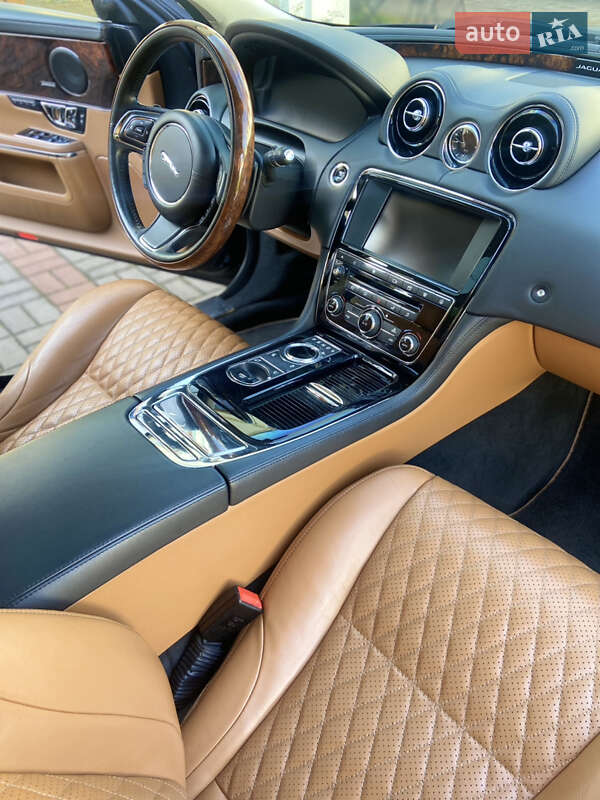 Седан Jaguar XJ 2016 в Львові