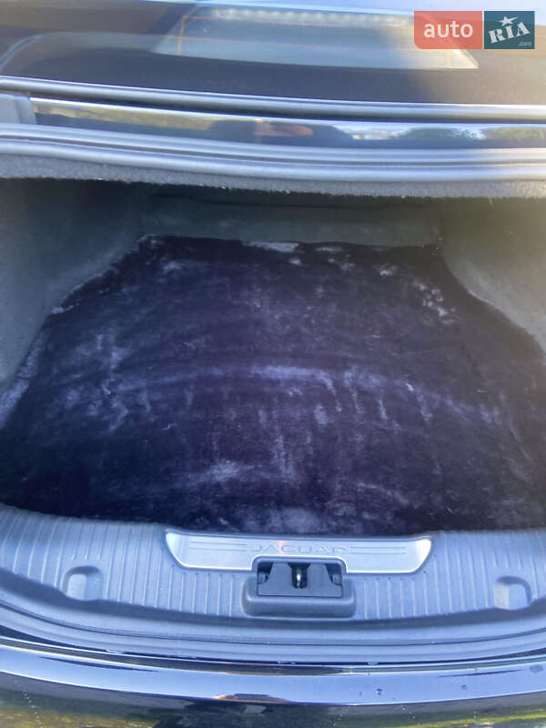 Седан Jaguar XJ 2016 в Львові