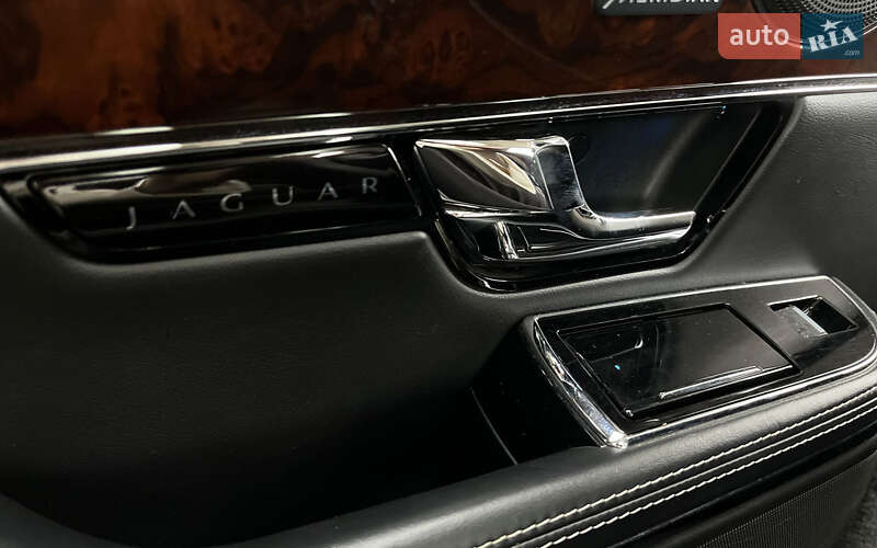 Седан Jaguar XJ 2012 в Мукачево