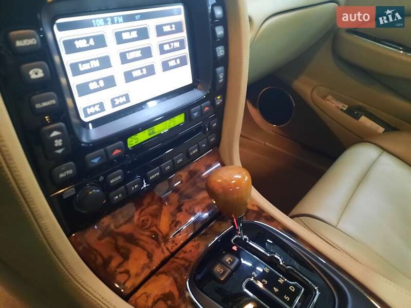 Седан Jaguar XJ 2005 в Луцьку