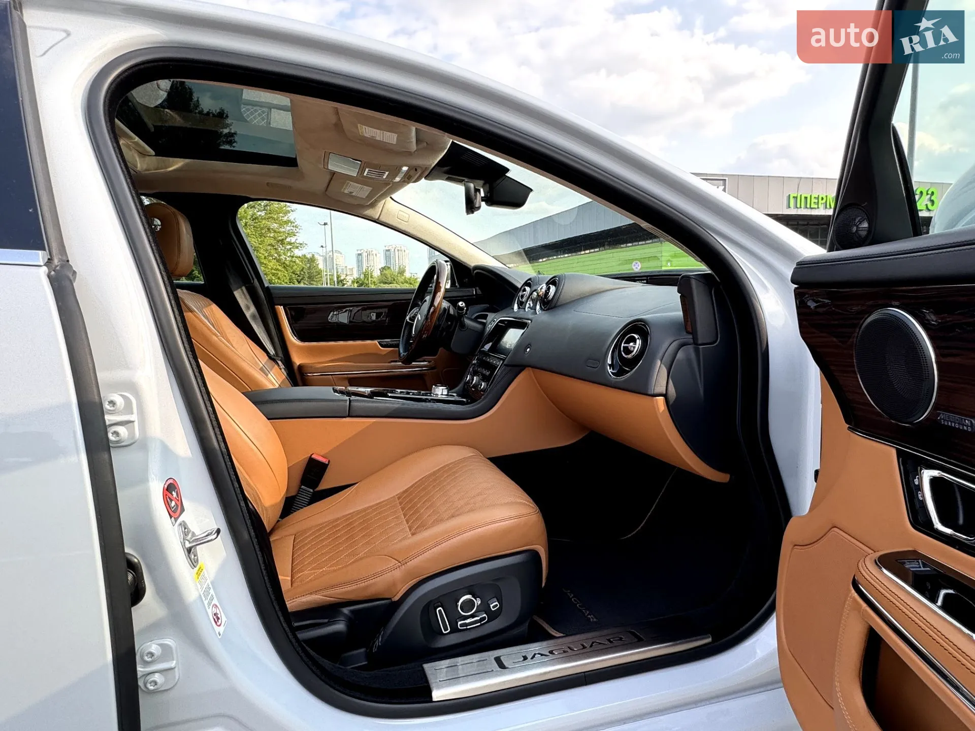 2017 Jaguar XJ - мініатюра 21
