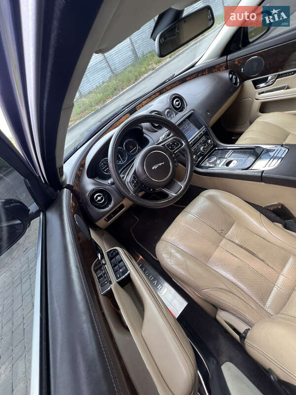Седан Jaguar XJ 2011 в Виннице