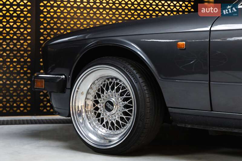 Седан Jaguar XJ 1993 в Луцьку