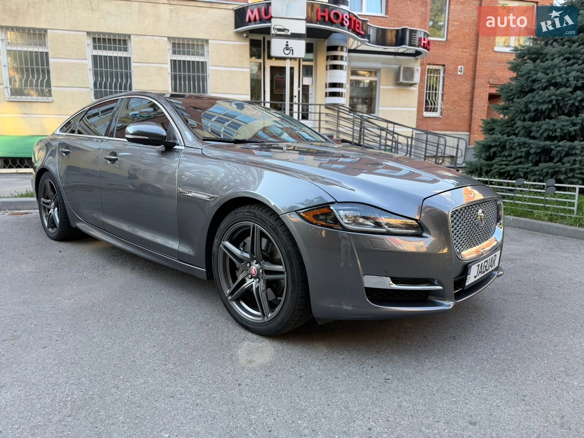 2017 Jaguar XJ - мініатюра 2