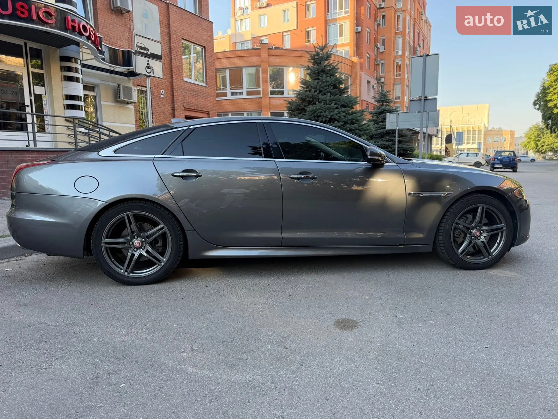 2017 Jaguar XJ - мініатюра 3