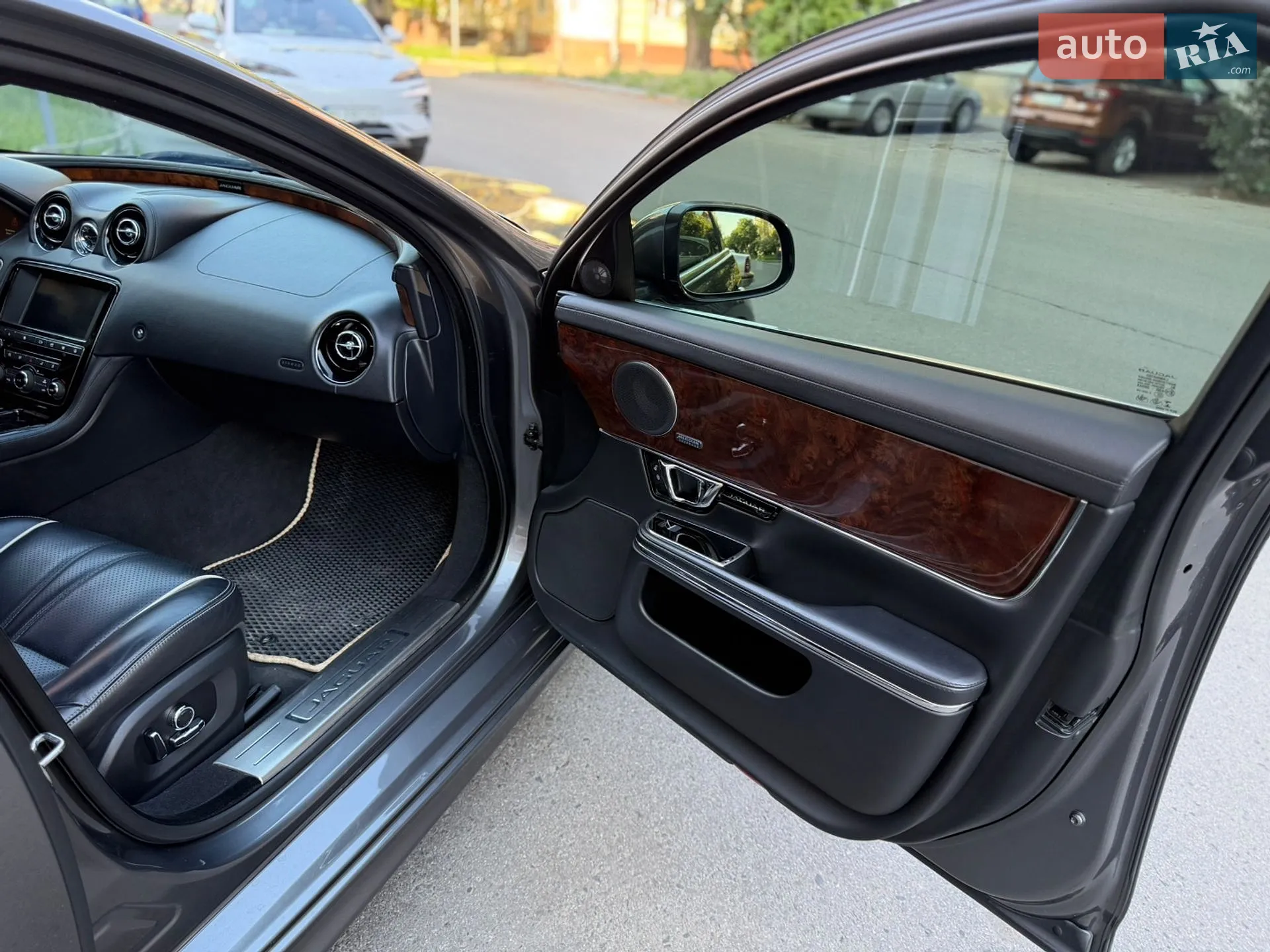2017 Jaguar XJ - мініатюра 12