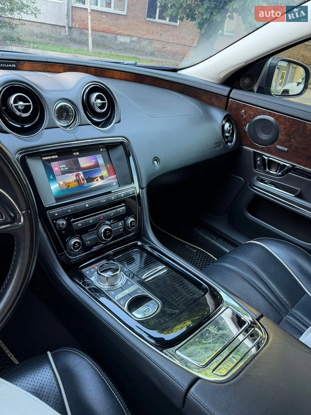 2017 Jaguar XJ - мініатюра 19