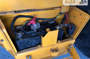 Экскаватор погрузчик JCB 3CX 2000 в 