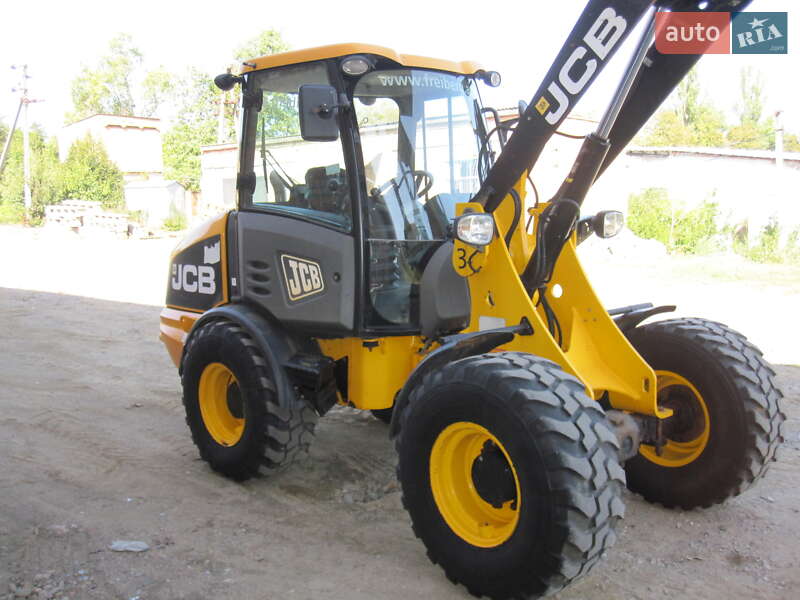 Фронтальні навантажувачі JCB 406 2011 в Вінниці