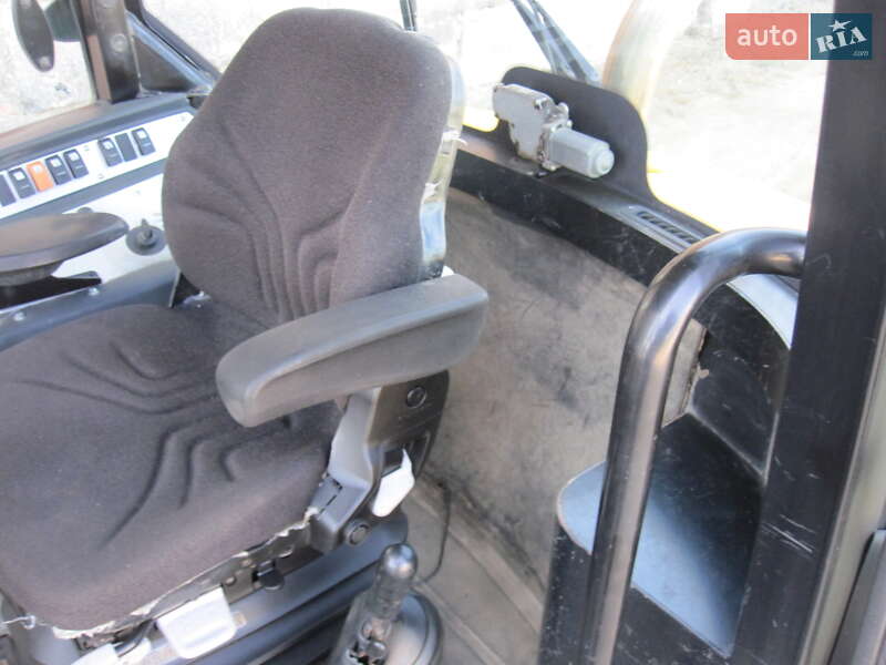 Фронтальный погрузчик JCB 406 2011 в Виннице