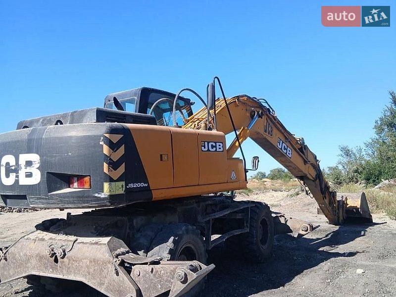 Колесный экскаватор JCB JS 200W 2004 в Арцизе