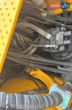 Гусеничний екскаватор JCB JS 220 2013 в 