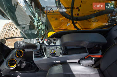 Гусеничный экскаватор JCB JS 220LC 2021 в 