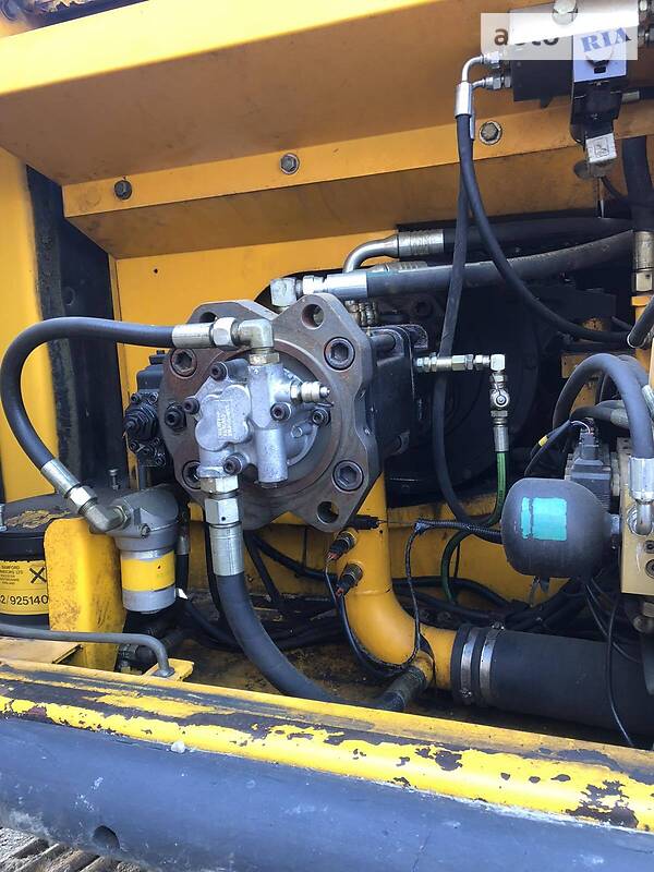 Екскаватор навантажувач JCB JS 240 2004 в Калуші