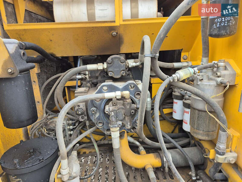 Гусеничный экскаватор JCB JS 240 2011 в Львове