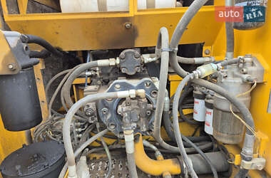 Гусеничный экскаватор JCB JS 240 2011 в 