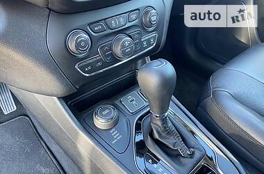 Позашляховик / Кросовер Jeep Cherokee 2019 в 