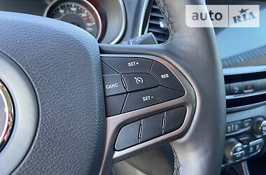 Позашляховик / Кросовер Jeep Cherokee 2019 в 