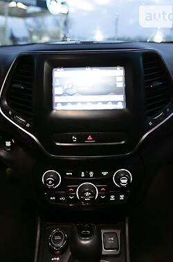 Внедорожник / Кроссовер Jeep Cherokee 2019 в 