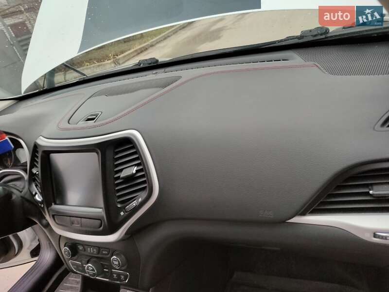 Внедорожник / Кроссовер Jeep Cherokee 2015 в Запорожье