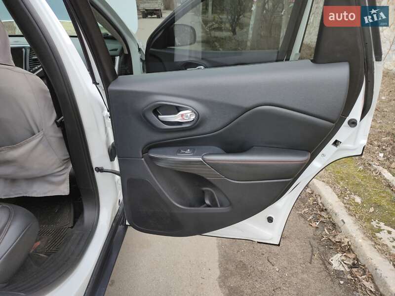 Внедорожник / Кроссовер Jeep Cherokee 2015 в Запорожье