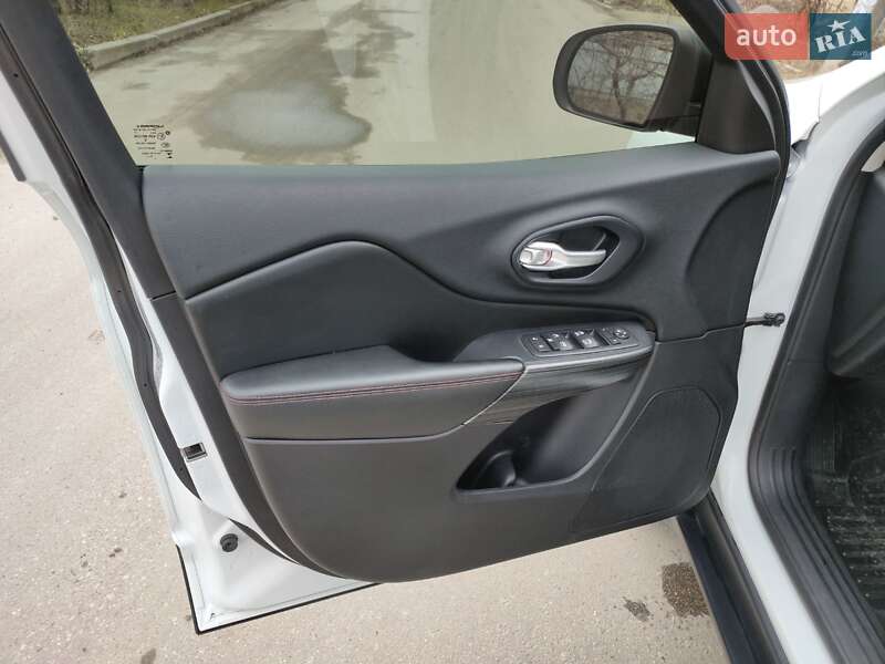 Внедорожник / Кроссовер Jeep Cherokee 2015 в Запорожье