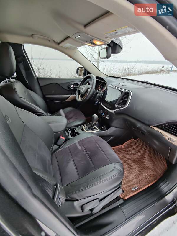 Внедорожник / Кроссовер Jeep Cherokee 2017 в Киеве